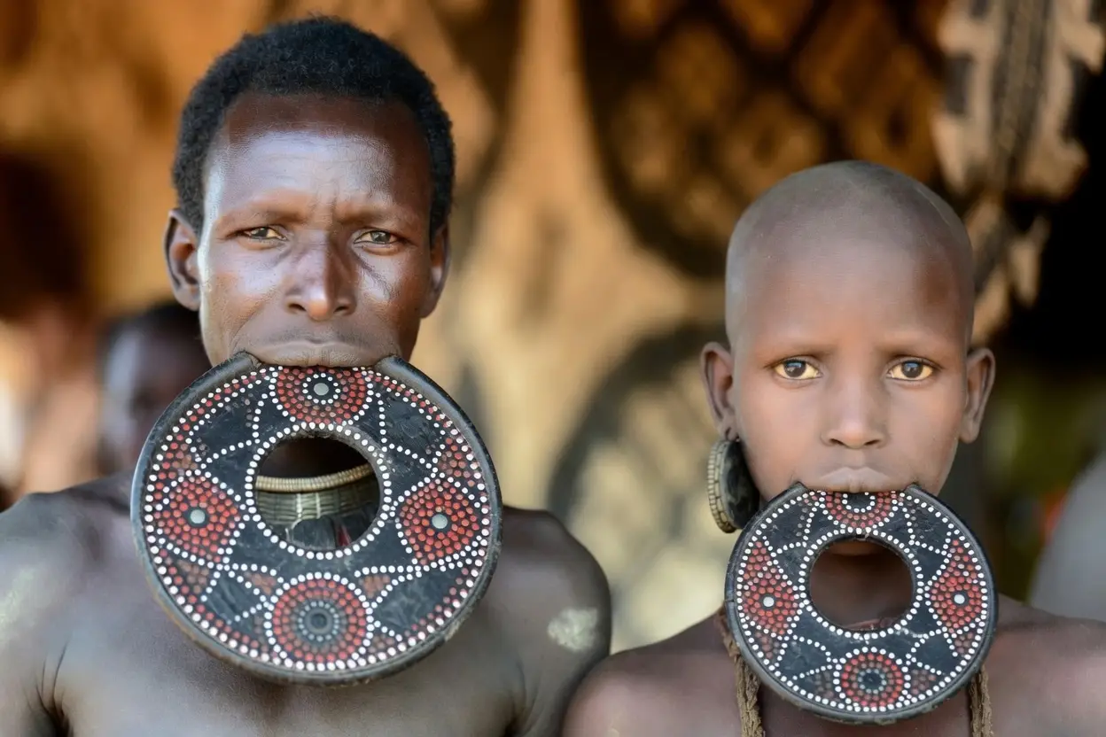 A couple with extreme lip plates